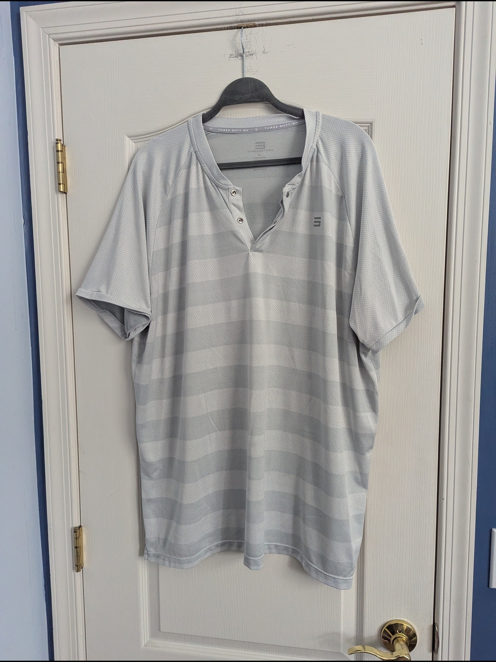 Men's Light Gray Short-Sleeve Henley Polo — Performance Knit